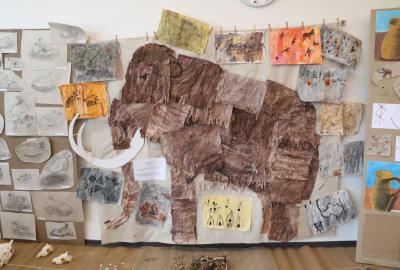 4. B Vv-Vlastivěda Projekt "Pravěk": jeskynní malby, mamut-kolektivní práce