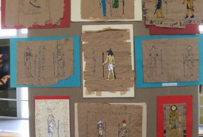 6.ročník Vv, "Malba na papyrus", imitace výroby papyru, studie kánonu zobrazování postavy ve starověkém Egyptě, lepící páska, pečící papír, akryl