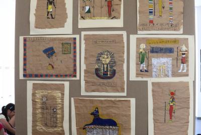 6.ročník Vv, "Malba na papyrus", imitace výroby papyru, studie kánonu zobrazování postavy ve starověkém Egyptě, lepící páska, pečící papír, akryl