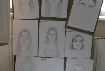 9.ročník Vv, "Autoportrét", studie vlastní tváře v zrcadle nebo stylizovaná podoba sebe sama 