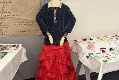 Maxi panenka, kolektiv tříd 7.C a 8.B šití na šicím stroji, kresba pastelkou na textil, akrylová barva, vycpávka, tvorba oblečení-živůtek a sukně