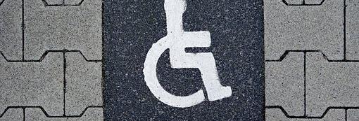 Upozornění - parkovací místo vyhrazené pro invalidy