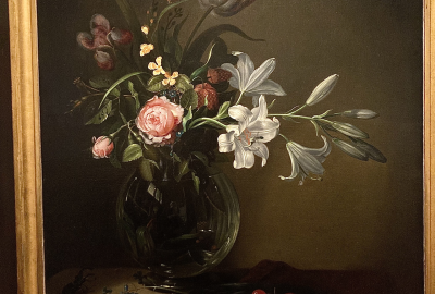 Váza s rozkvetlými květinami a roháčem