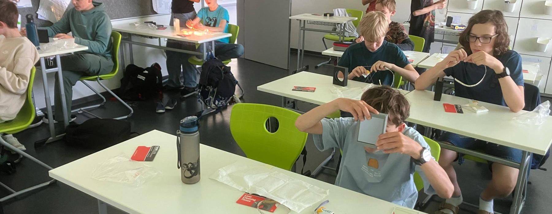 Výroba nekonečných zrcadel - střípky z Vědy (6.C)