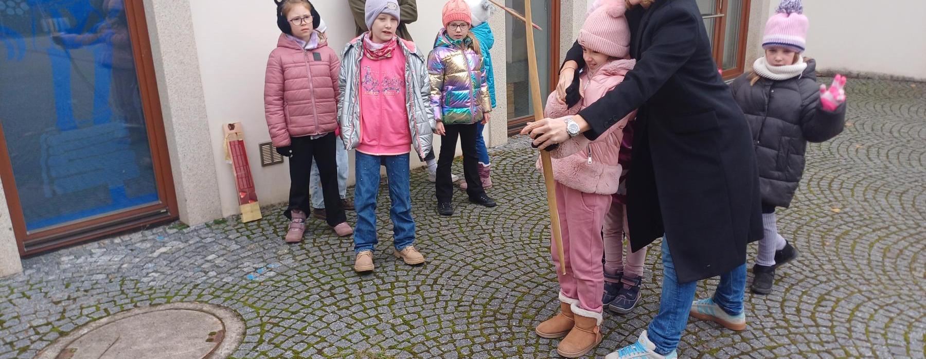 Ražba mincí a střelba z luku v informačním centru