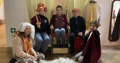 7. A vyrazila za tajemným předmětem do domu U Zlatého prstenu