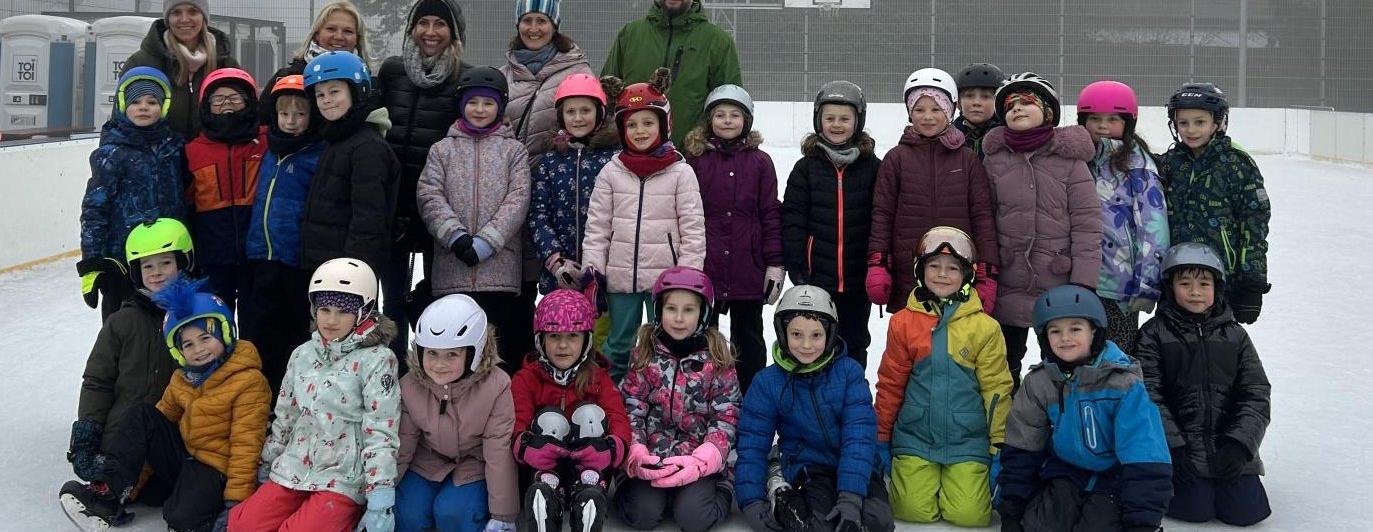 Zimní radost na ledě – druháci společně bruslí