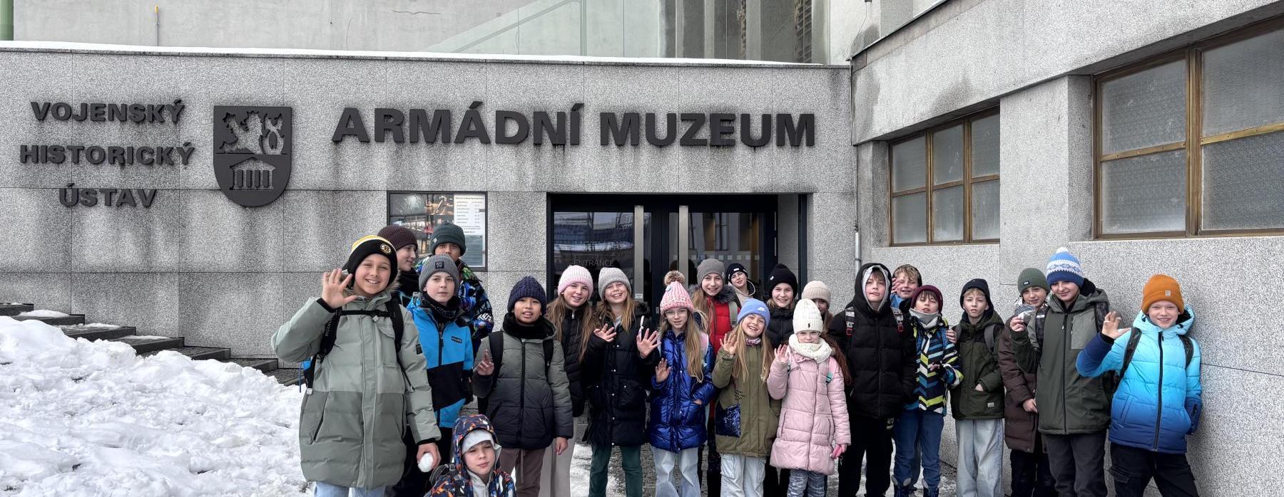 5.B se vydala Po stopách parašutistů