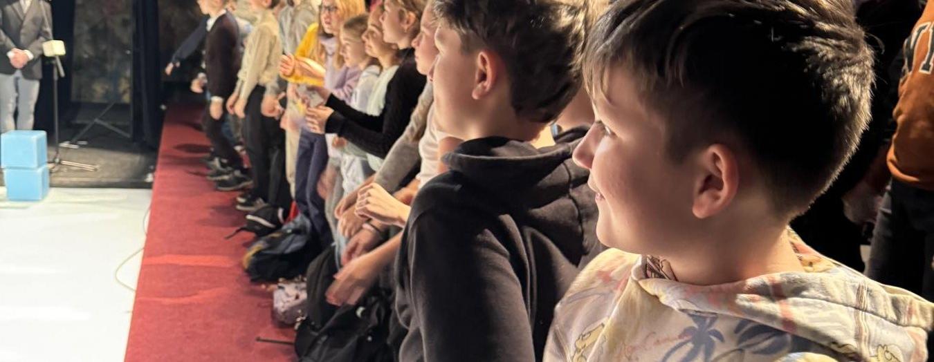 Divadelní představení Demokracie v Minoru (5.A)