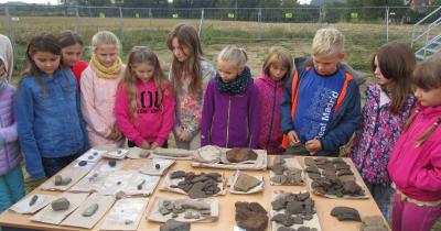 Děti navštívily archeology na staveništi budoucí sportovní haly
