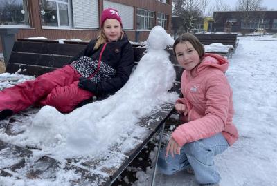 “Sedící dívka”