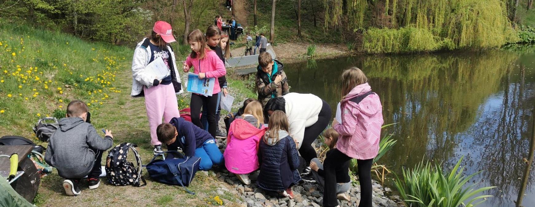 Na Den Země sledujeme, jak žije náš rybník a jeho ekosystém
