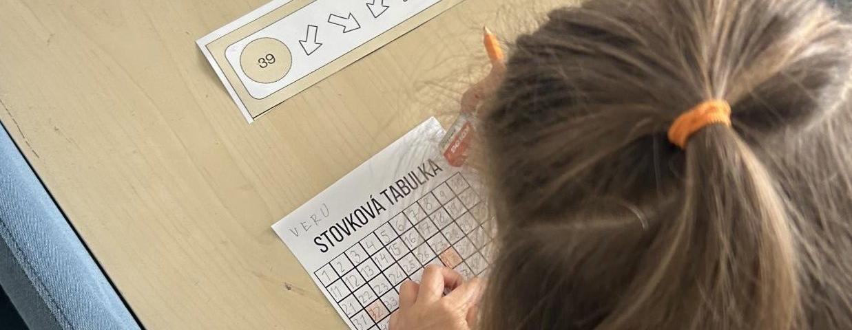 Se stovkovou tabulkou mimo lavice (3.A)