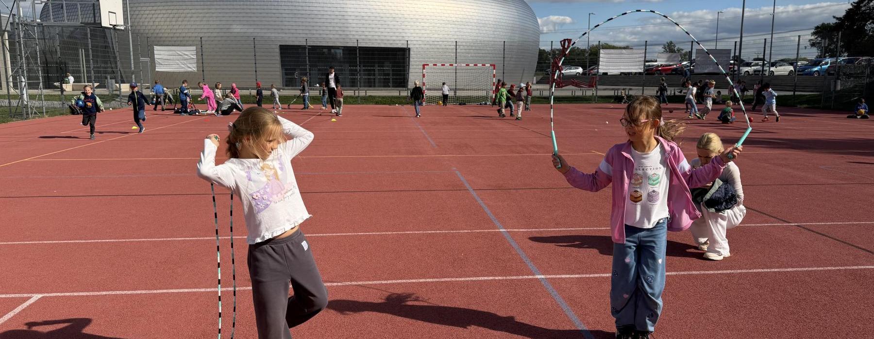Ukázka florbalu a švihadel se Sport Academy